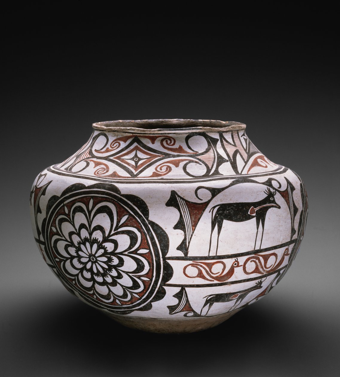 Zuni Pueblo jar与鹿，鸟和玫瑰花，1880年至1885年（带有彩色滑动涂料的陶器） 作者 美国学校