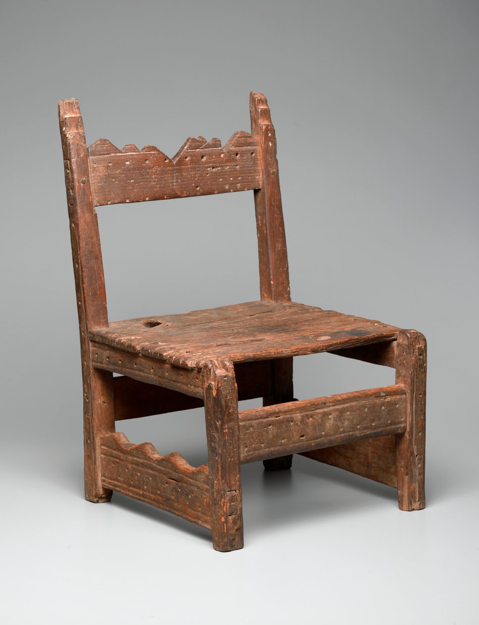 来自新墨西哥州的Zuni椅子（tsem-pai-yai-nai），1850年（用铁钉染木） 作者 美国学校