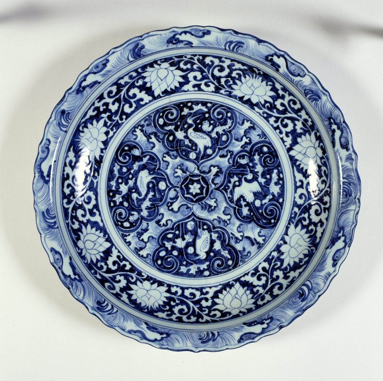 蓝色和白色装饰充电器，1325-55（瓷器） 作者 中文学校