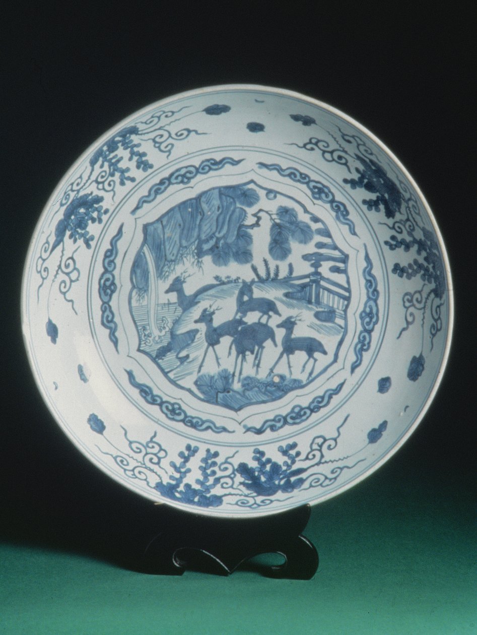 蓝色和白色装饰充电器，1550-75（瓷器） 作者 中文学校
