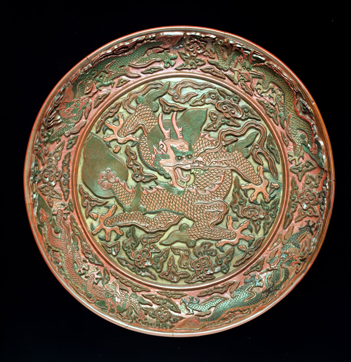 圆形菜饰九龙，明朝1403-1644，建景时期1522-66（雕漆） 作者 中文学校