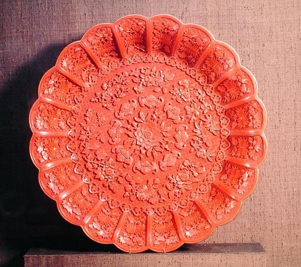 圆盘（雕刻红漆） 作者 中文学校
