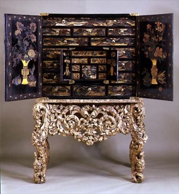 镀金支架上的柜子，打开，c.1680（漆） 作者 荷兰学校
