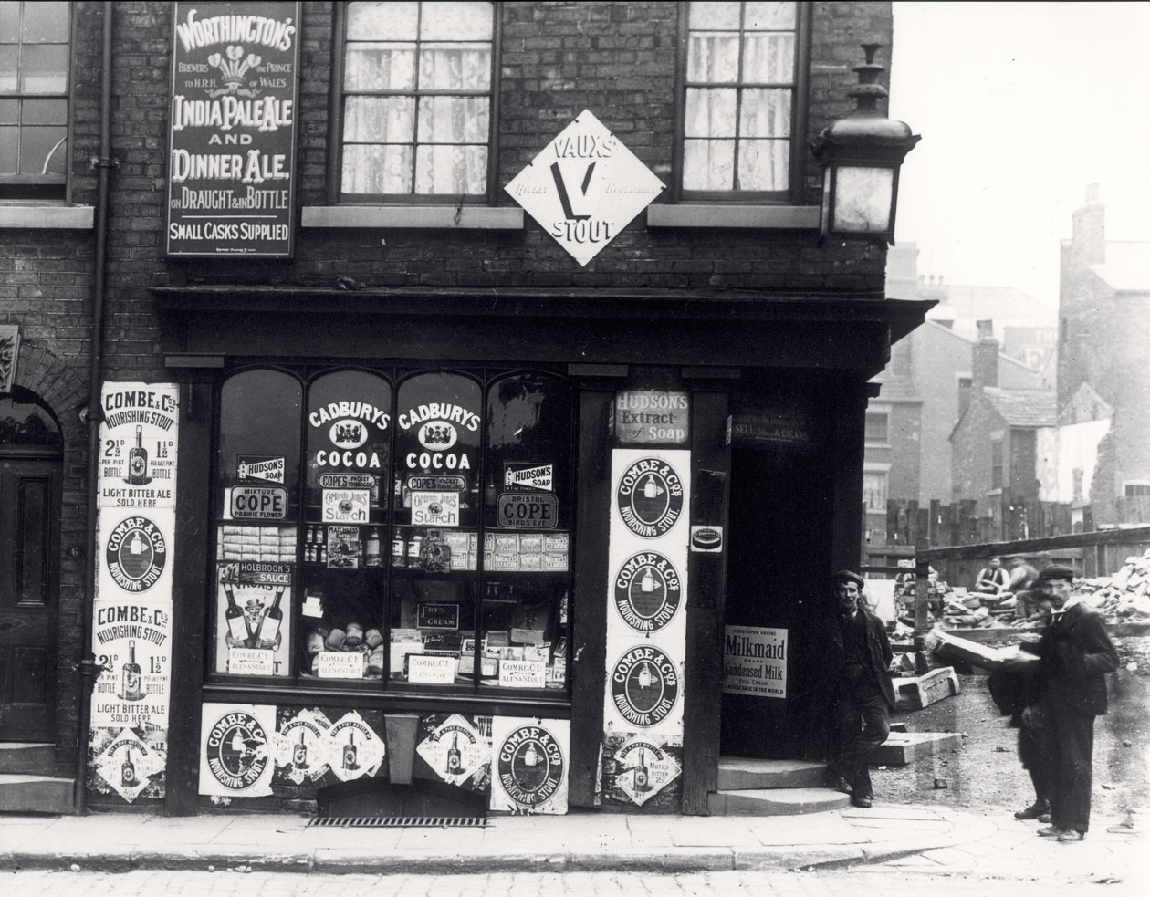 在利兹市北街的一家商店的广告海报，c.1895-1900 作者 英国摄影师