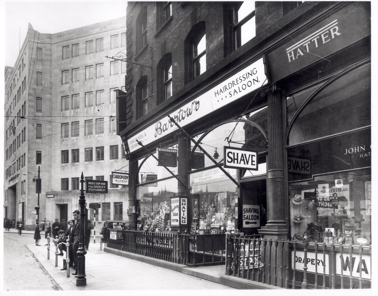 酒吧理发店在惠灵顿街，利兹，1939年 作者 英国摄影师