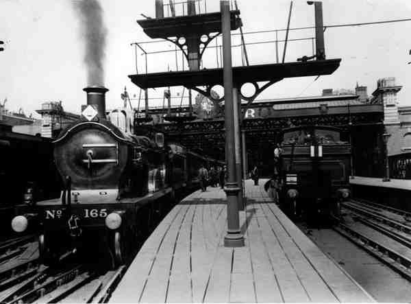 查林十字火车站的蒸汽火车，c.1913 作者 英国摄影师