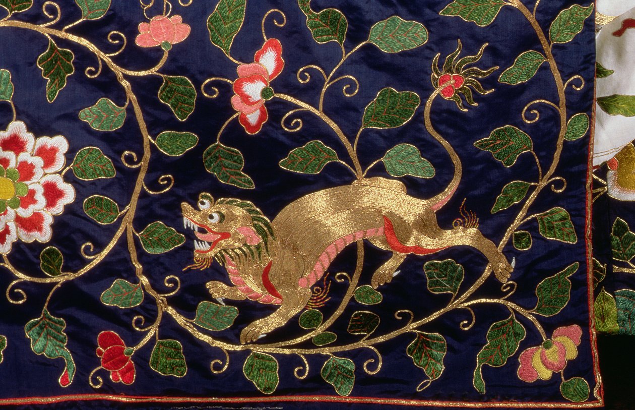 龙和程式化的花朵和叶子，从国家床（刺绣）中国刺绣挂件的细节（细节32321） 作者 英语学校