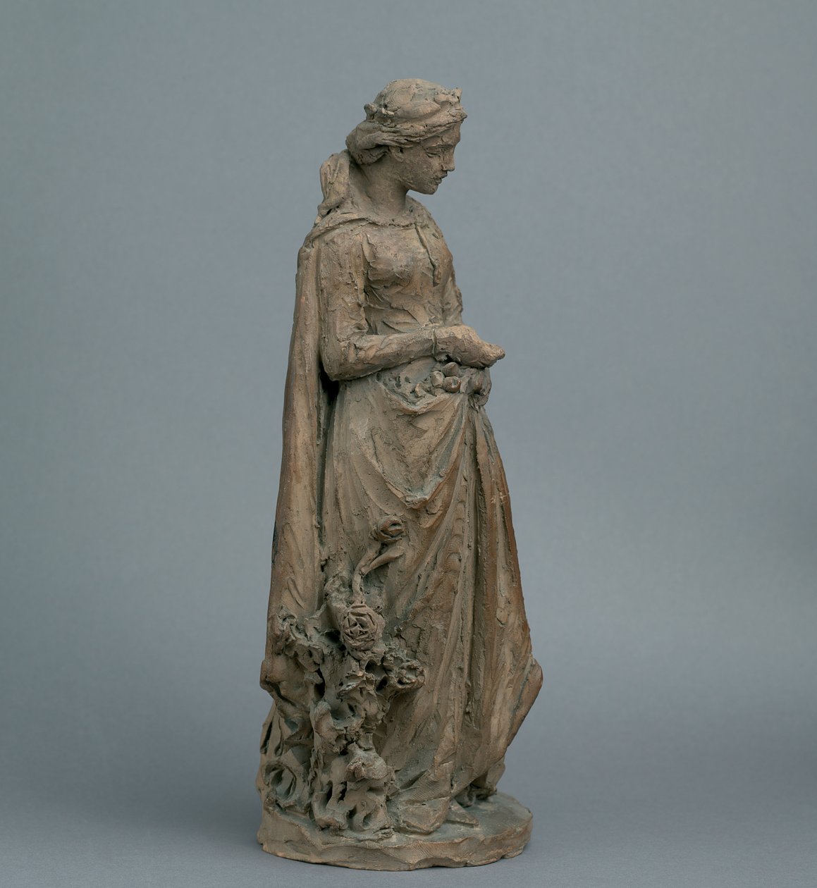 中世纪服饰的女孩，采摘玫瑰，c.1870（粘土） 作者 英语学校