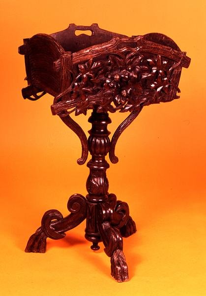 Jardiniere，c.1830（雕刻橡木）（不同的视图，另见147809和147810） 作者 英语学校