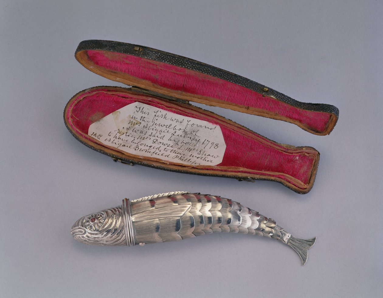 鱼形针线包，1765-90（银色） 作者 英语学校