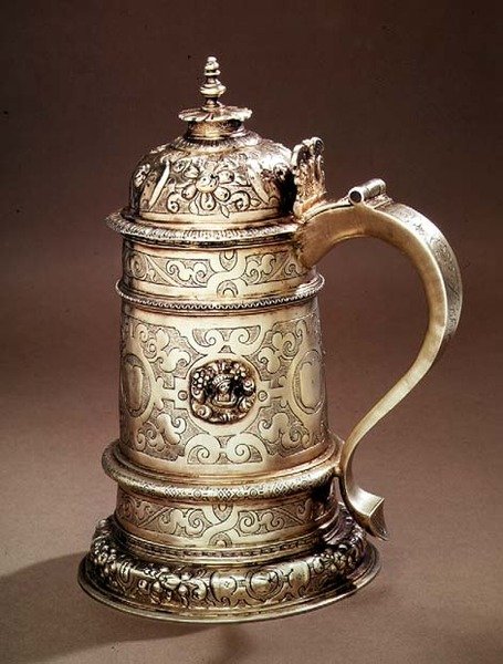 坦克，红外线，盾牌下方的四叶形，1602（银色） 作者 英语学校