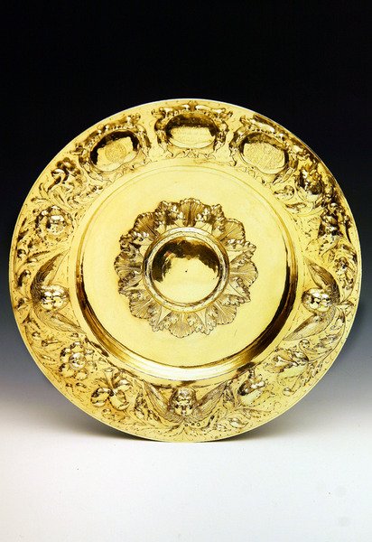 Caroline Alms Dish，伦敦制造，1665-1666（银镀金）（另见98506和355591） 作者 英语学校