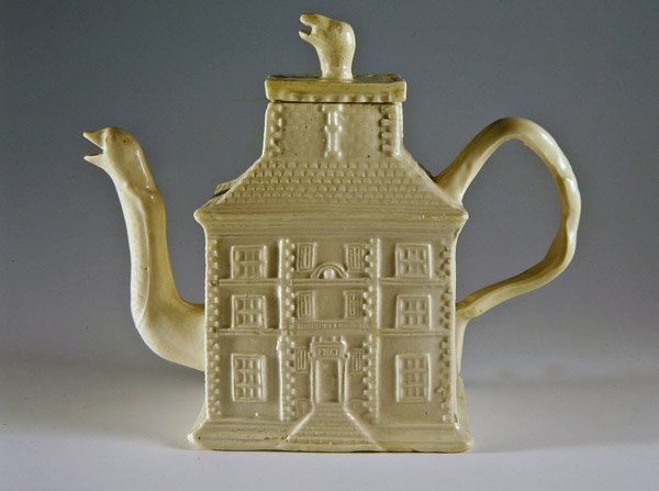 白色茶壶形状的房子，c.1750（陶瓷） 作者 英语学校