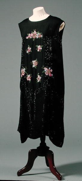 女人穿着花卉图案，c.1925-27（人造丝） 作者 英语学校
