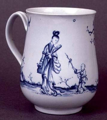 伍斯特杯子的栏杆形式装饰在蓝色釉下，c.1755（陶瓷） 作者 英语学校