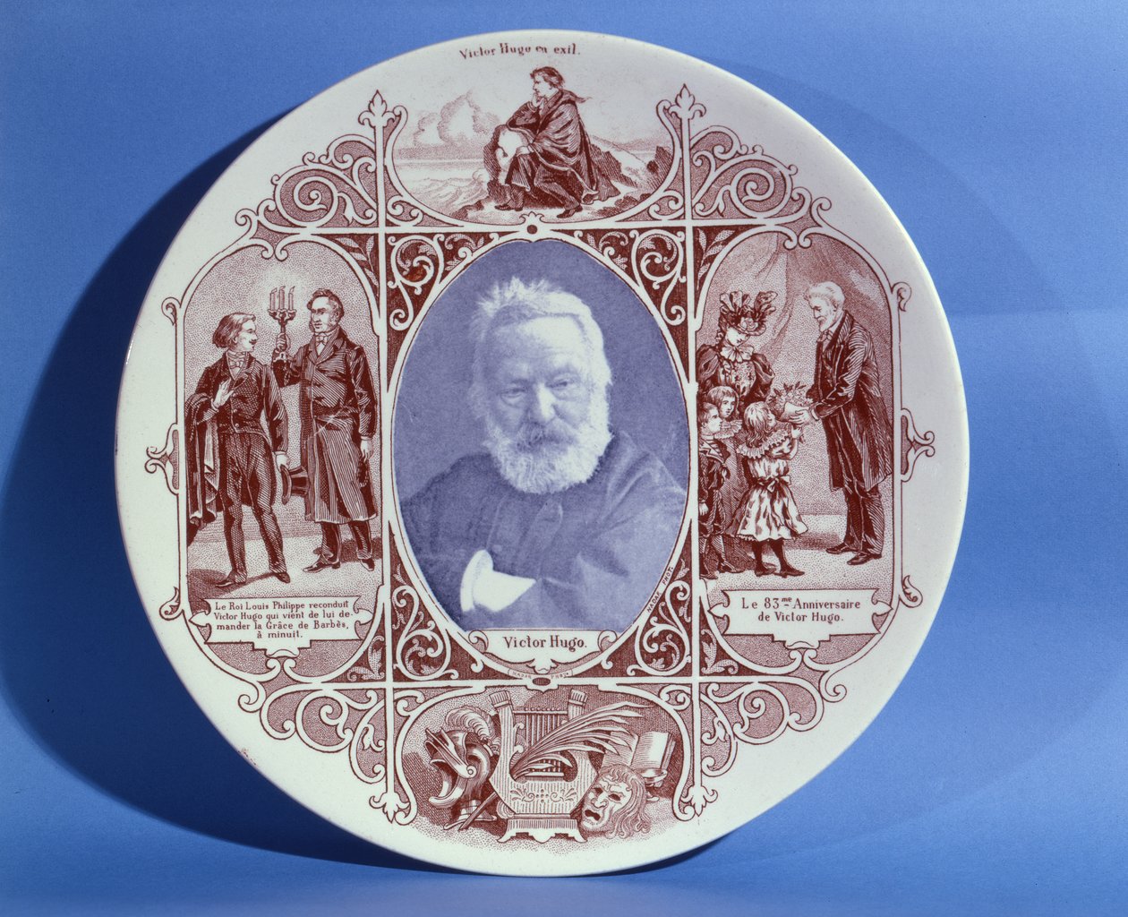 纪念Victor Hugo（1802-85）生活的纪念牌，在Sarreguemines陶器上制作，c.1884-85（陶瓷） 作者 法语学校