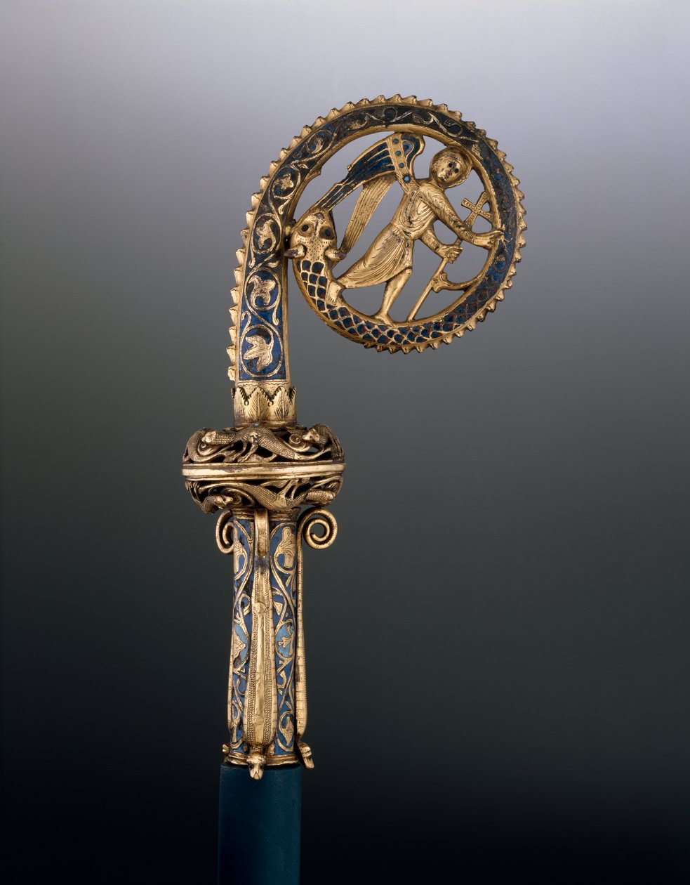 Crozier头描绘圣迈克尔践踏蛇，c.1225-50（镀金铜和珐琅） 作者 法语学校