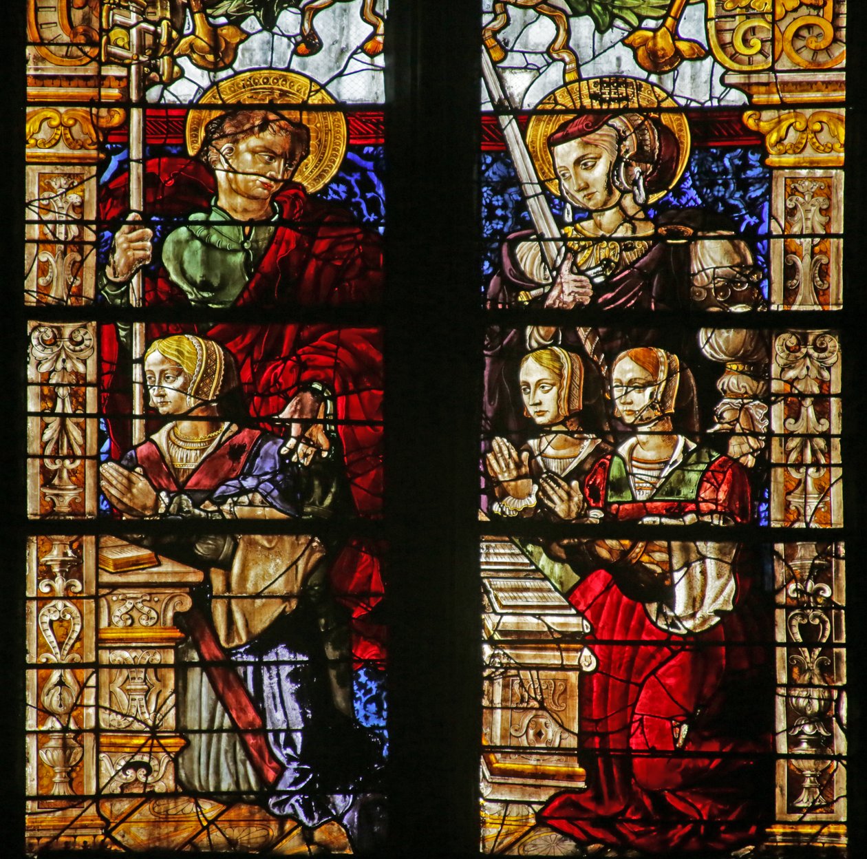 窗口描绘了PhilippedeSerrière和St Philip，两个跪着的女人，可能还有St Yolande 作者 法语学校