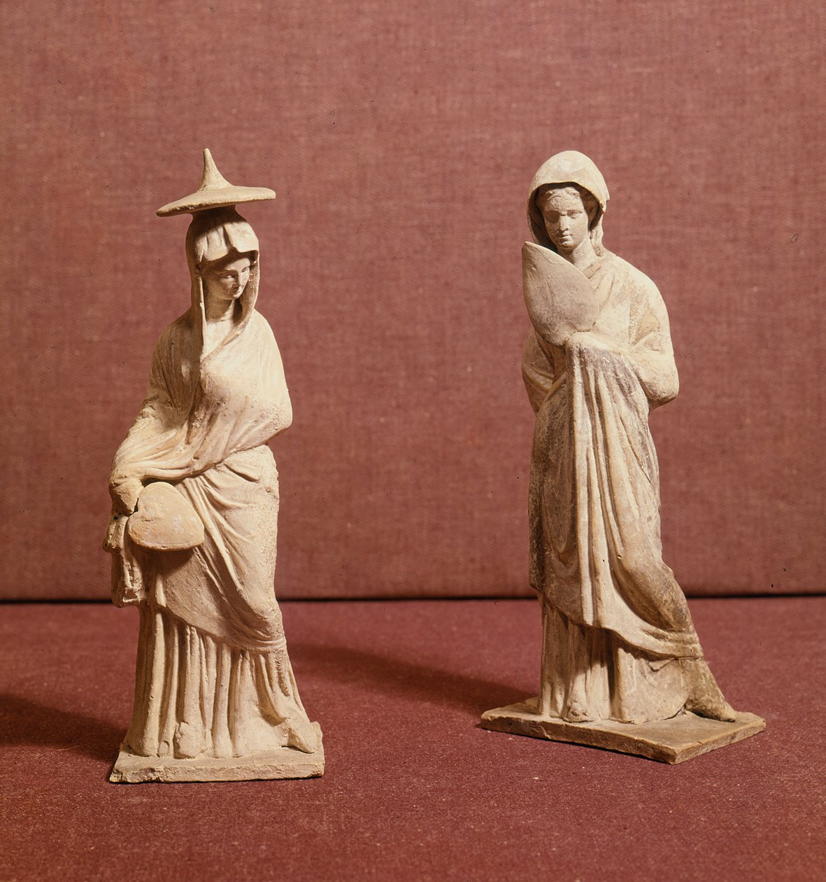 站立妇女的两个雕象，从Tanagra，公元前350年 作者 希腊学派