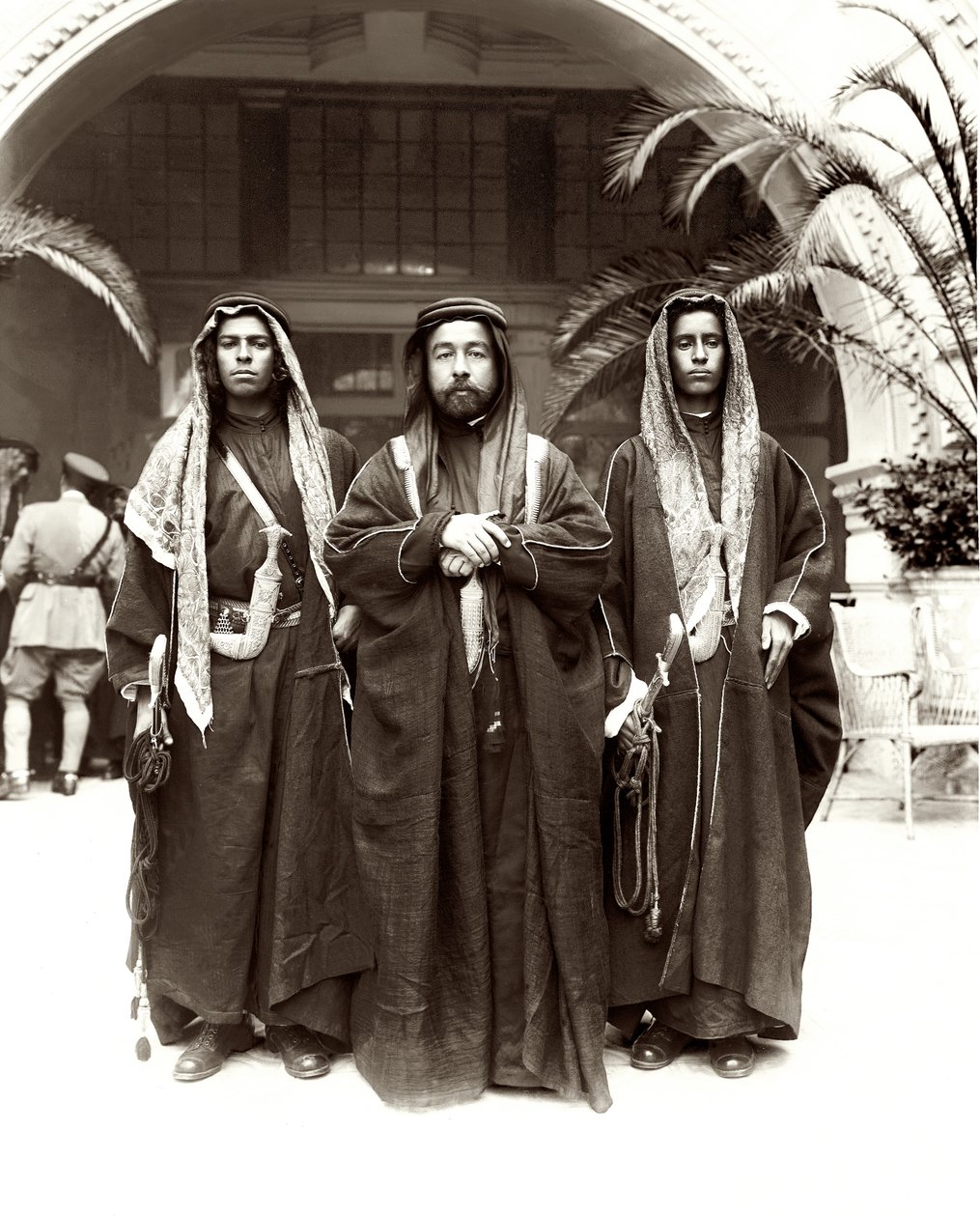 谢里夫·阿卜杜拉（中）与1921年Otaibeh部落的Sheikh Jwayber el-Otaiby（右） 作者 里德