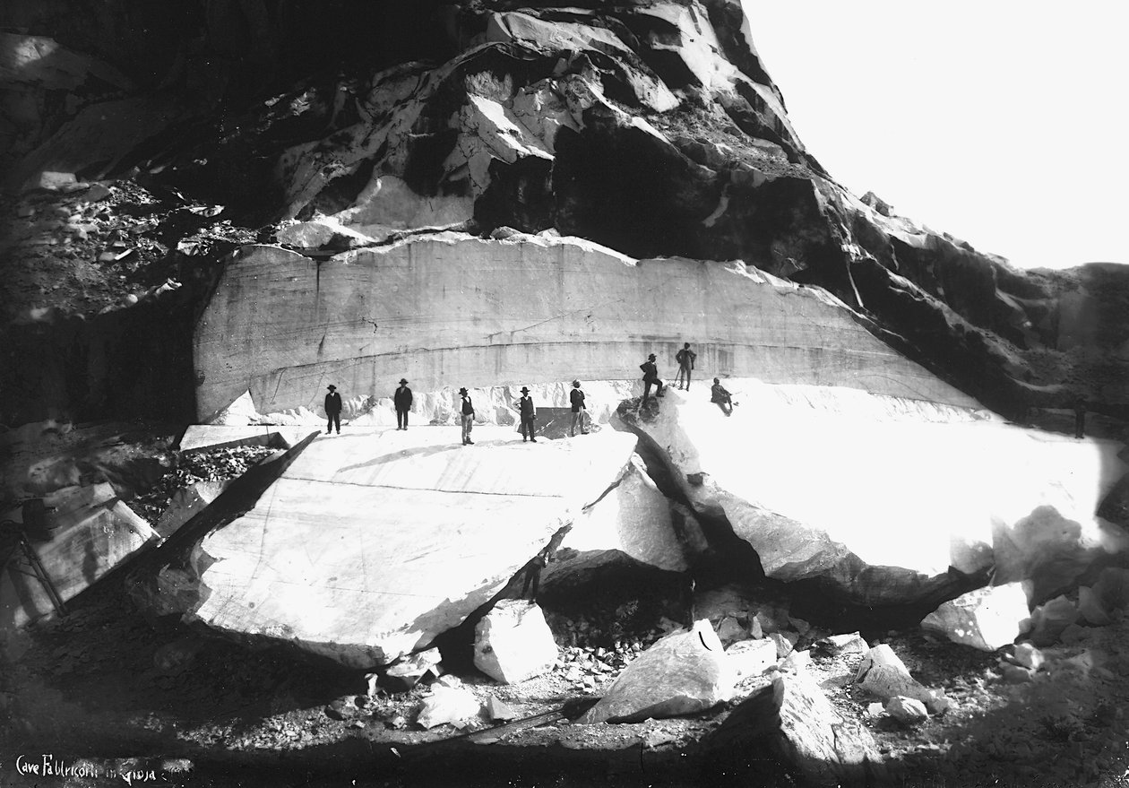 几个人在参观位于托斯卡纳的阿普安阿尔卑斯山的 "Fabbricotti in Gioja "采石场（黑白照片）。 作者 A.科西尼