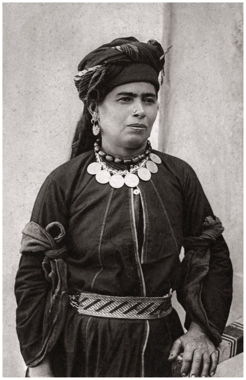 穿着最好服装的库尔德女士，伊拉克，1925年 作者 凯里姆