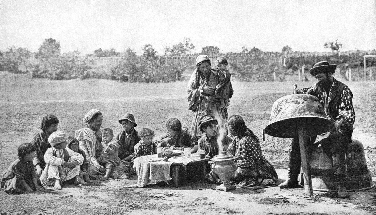 修理家庭大锅的吉普赛人，匈牙利，1922年。 作者 AW卡特勒