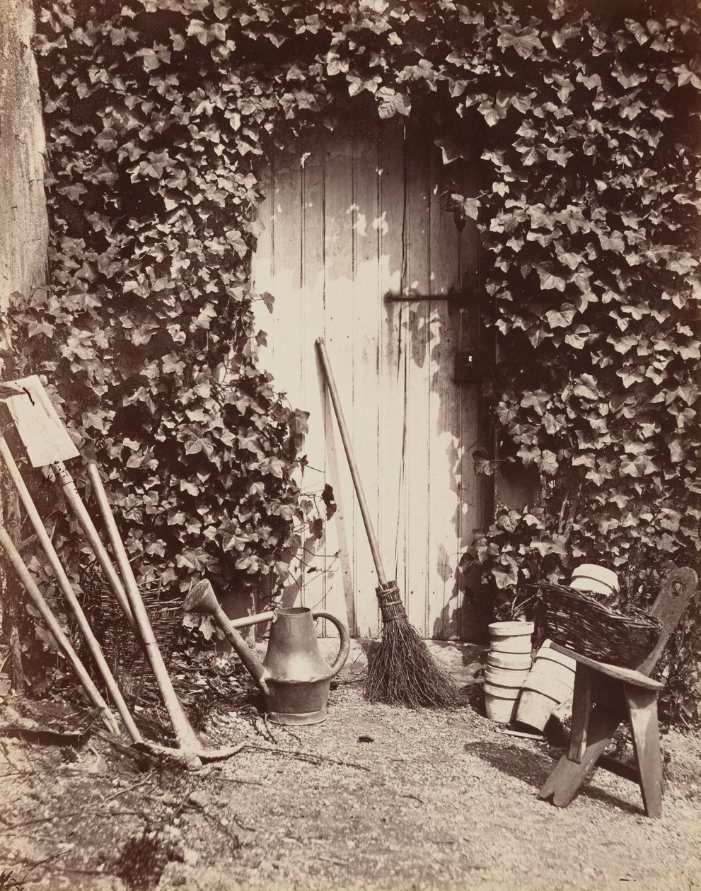 Porte de ferme de Marlotte（带花园工具的门洞），约 1860 年（照片）。1860 年（照片） 作者 亚伯·布里奎特