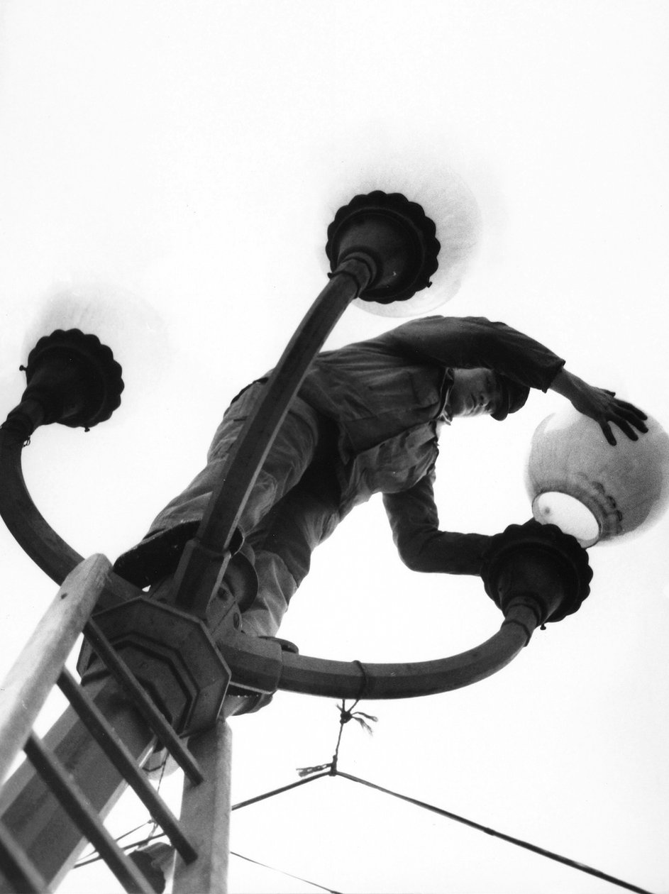 年轻的打火机，意大利，c.1960（明胶银印） 作者 阿基里·维拉尼（Achille Villani）