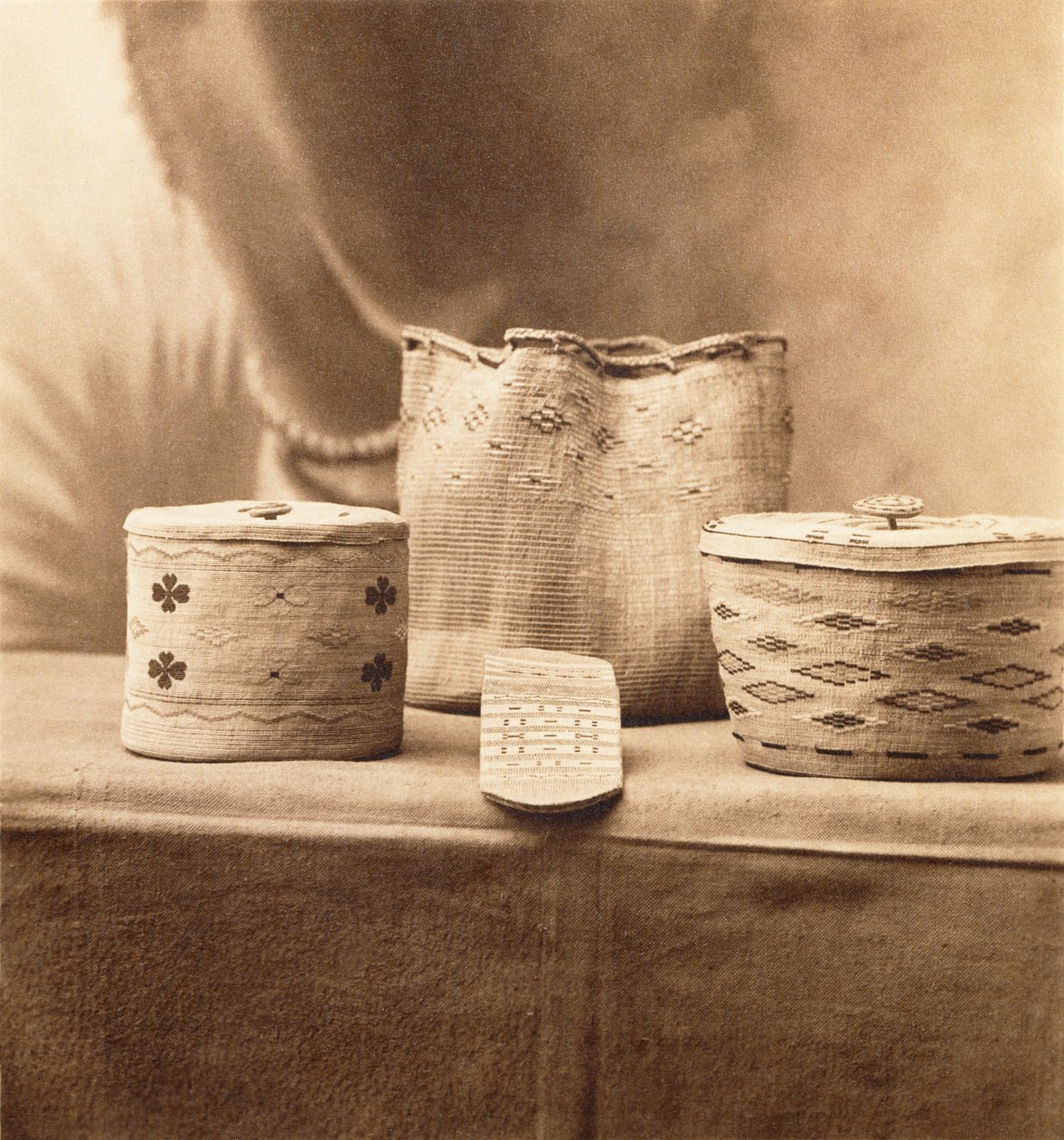 A.C. Vroman的美国原住民篮子，约1898年（铂金版画）。 作者 亚当·克拉克·弗罗曼