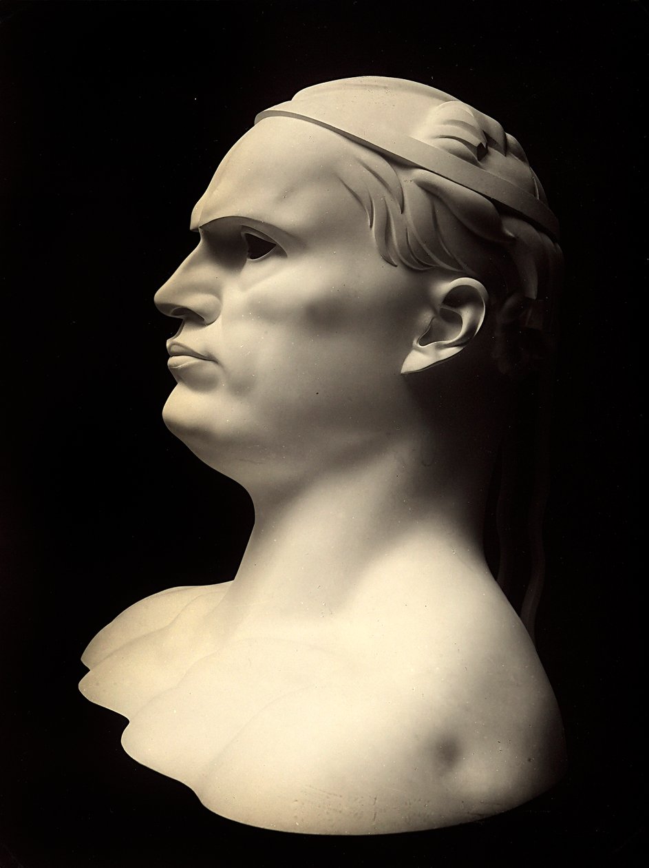 描绘贝尼托·墨索里尼 (Benito Mussolini) 肖像的半身像，阿道夫·怀尔德 (Adolfo Wildt) 的作品（黑白照片） 作者 阿道夫·威尔特