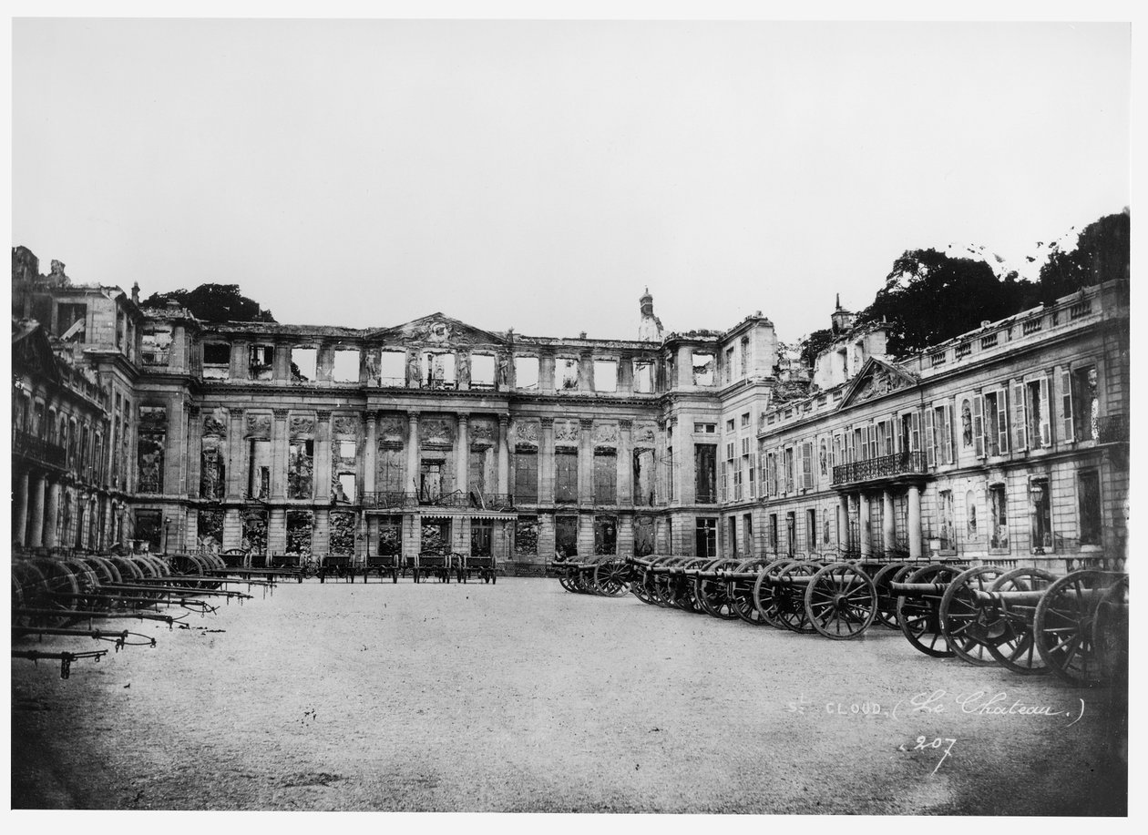 在Chateau de Saint-Cloud的庭院里的大炮，1870-1881 作者 阿道夫·吉拉顿（Adolphe Giraudon）