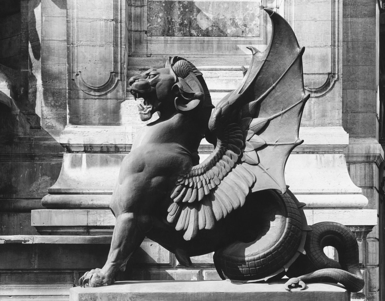来自圣米歇尔喷泉的Chimaera，巴黎，1860年 作者 阿道夫·吉拉顿（Adolphe Giraudon）