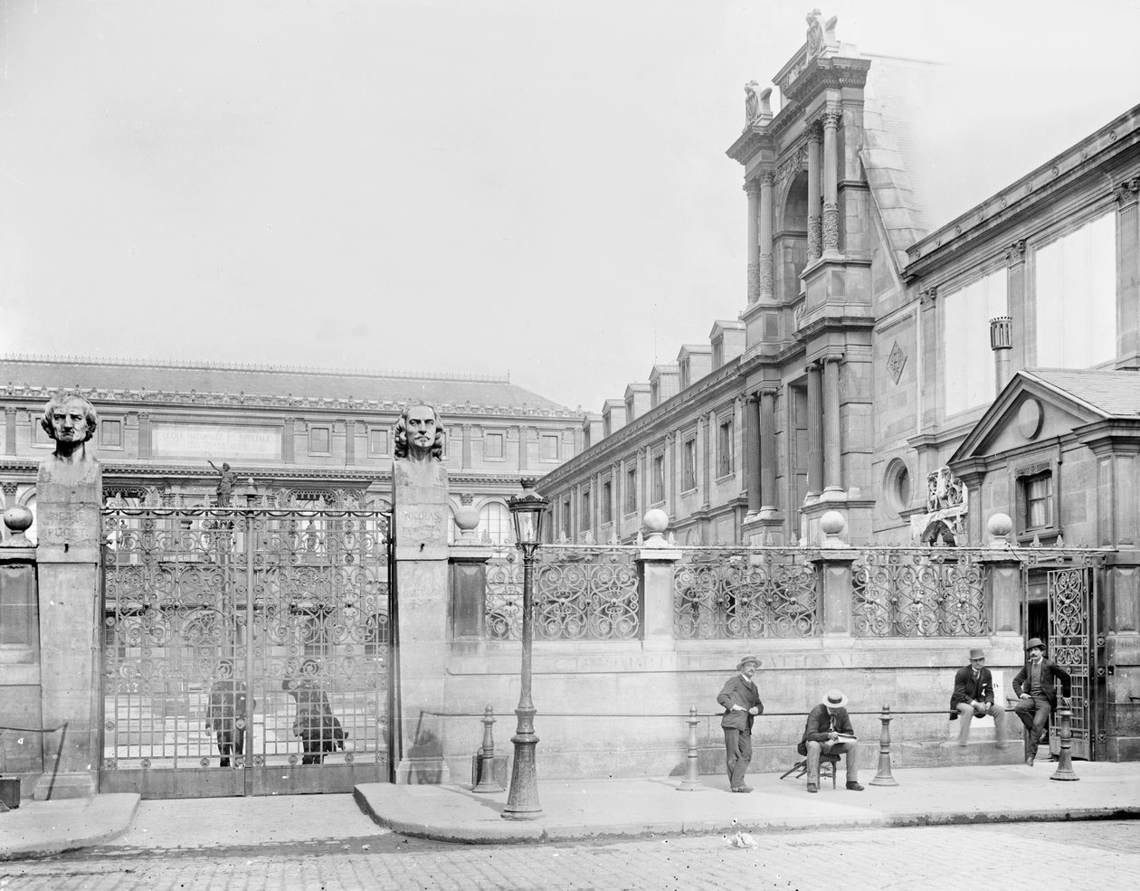 国立美术学院，Rue Bonaparte，巴黎，1890-1900 作者 阿道夫·吉拉顿（Adolphe Giraudon）