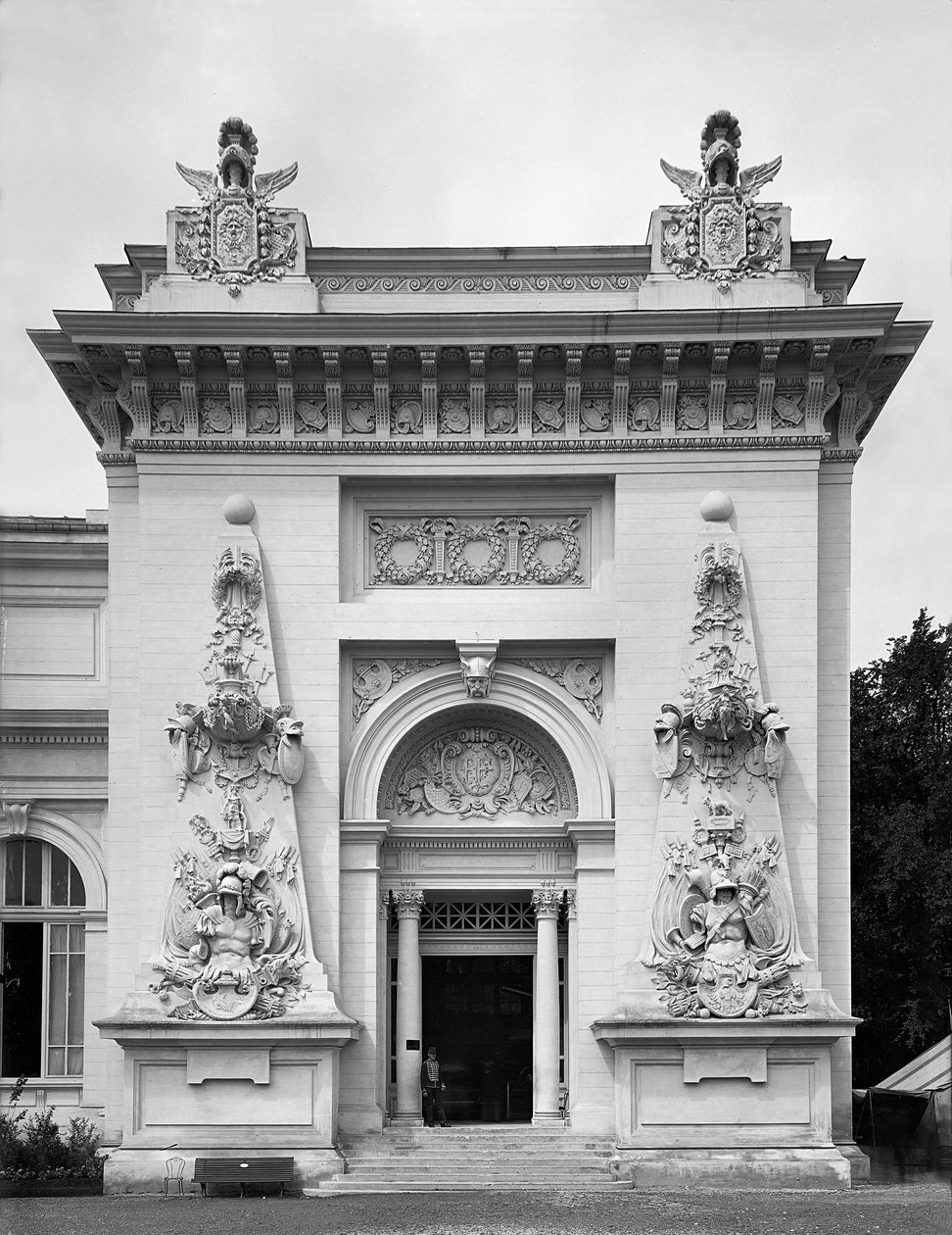 1889年巴黎世界博览会军事展览之门 作者 阿道夫·吉拉顿（Adolphe Giraudon）