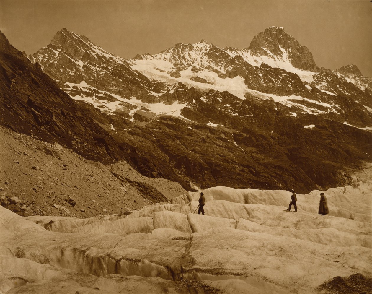 高山景观，冰川上的三个徒步旅行者，1860年代（碳排版） 作者 阿道夫·布劳恩（Adolphe Braun）
