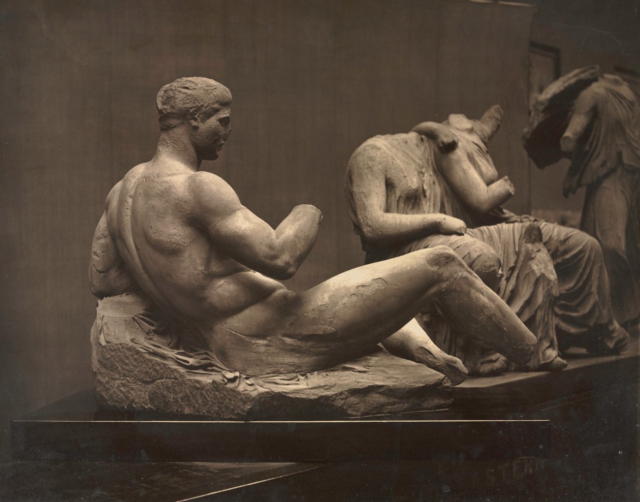 帕台农神庙的雕塑，大英博物馆，c。 1870年代。 作者 阿道夫·布劳恩（Adolphe Braun）