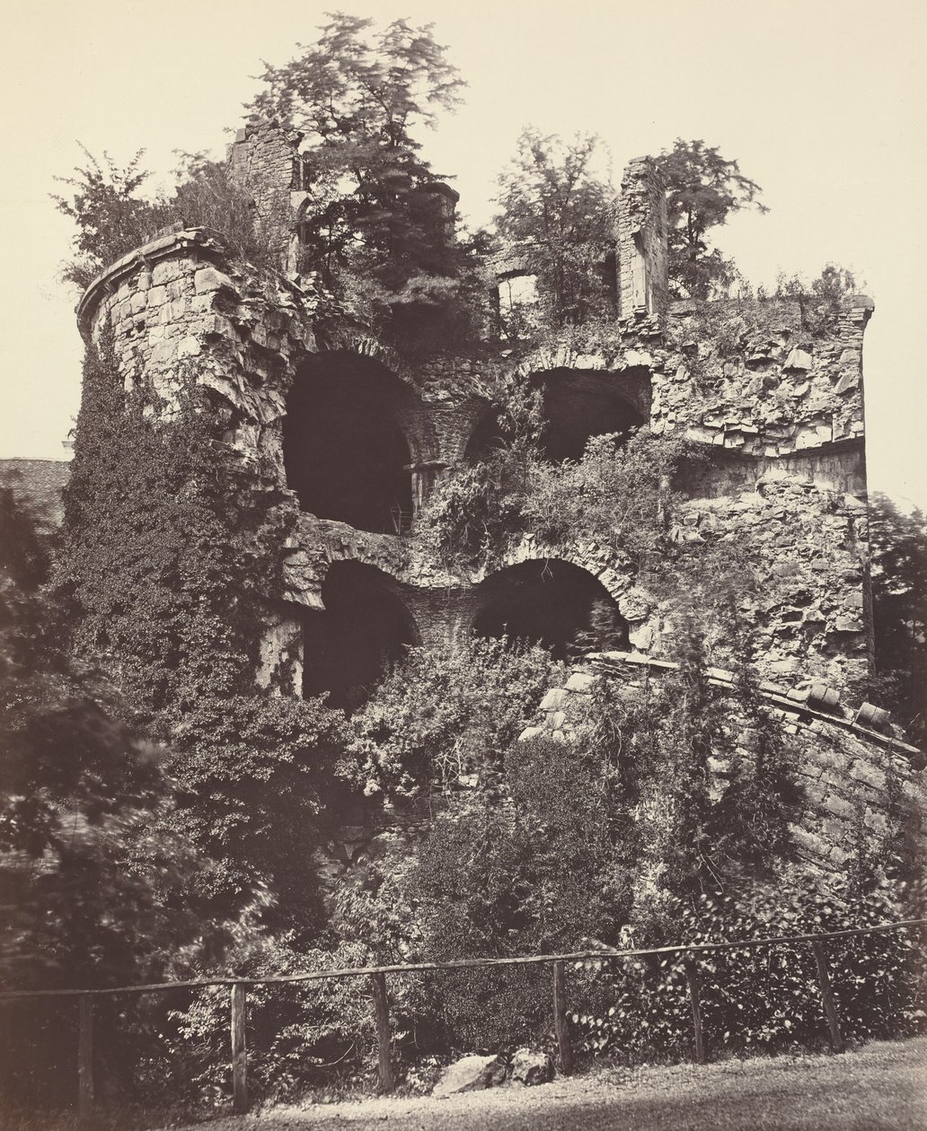 爆炸的塔楼，海德堡城堡，约1865年。 作者 阿道夫·布劳恩（Adolphe Braun）