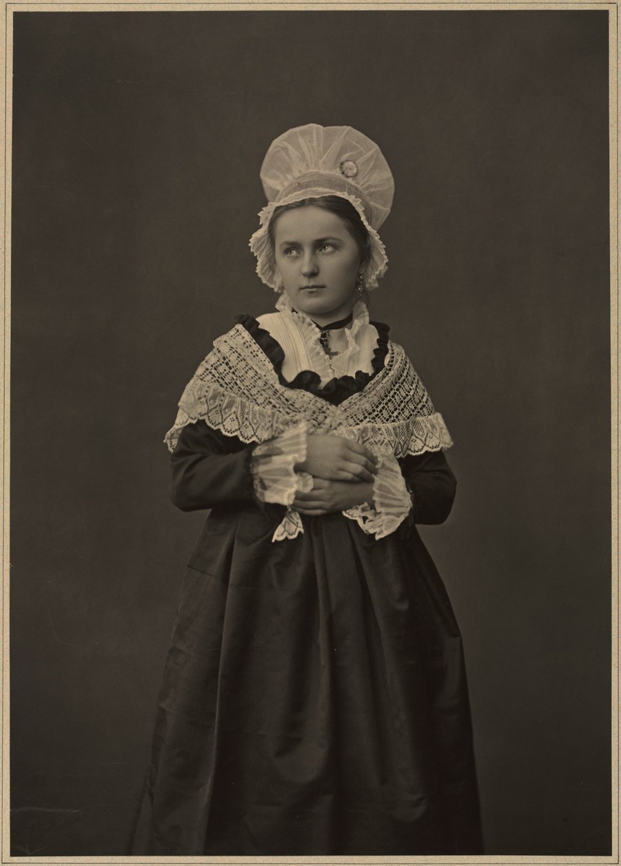洛林连衣裙的女人，c。 1860年代至70年代。 作者 阿道夫·布劳恩（Adolphe Braun）