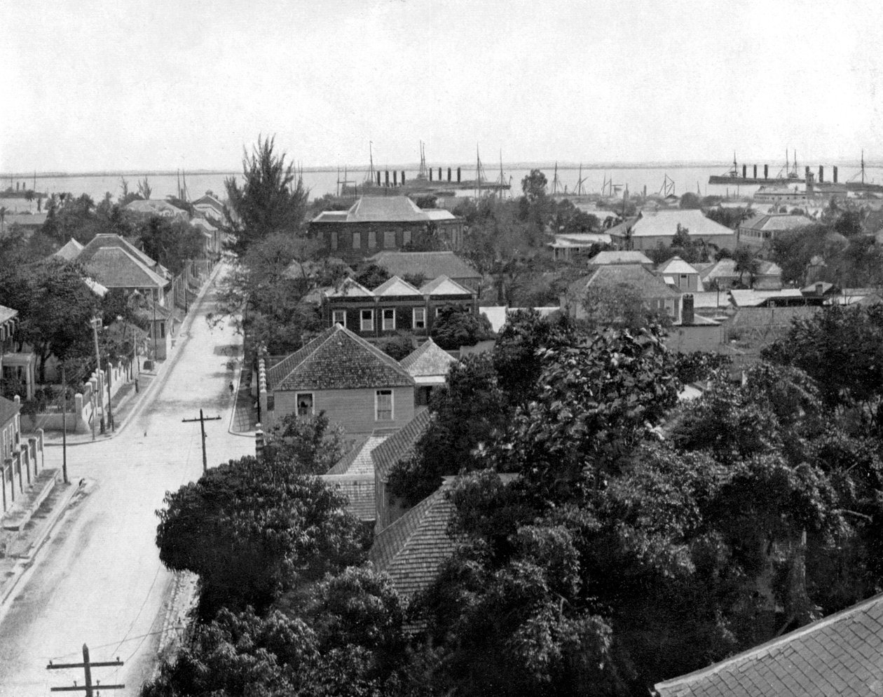 公爵街和海港，牙买加金斯敦，约1905年 作者 阿道夫·杜珀利和儿子