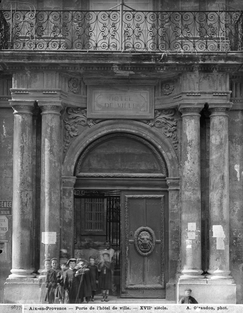 离开Hotel de Ville，1890-99的小组男生 作者 阿道夫·吉拉顿（Adolphe Giraudon）