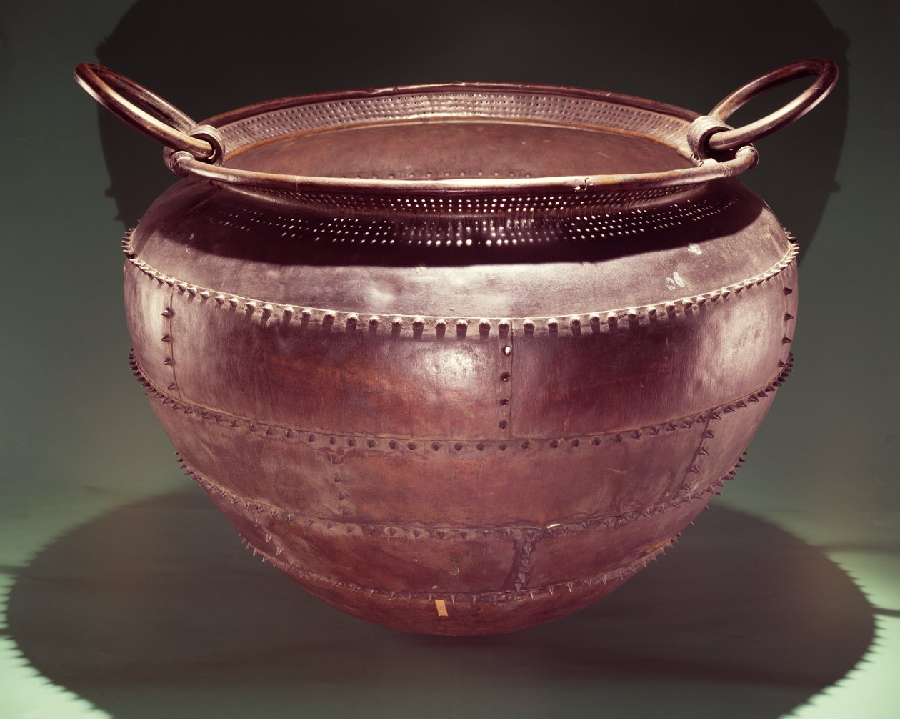 炉子，来自泰隆郡卡斯特里德格，青铜时代晚期，公元前700-600年（青铜）。 作者 时代青铜