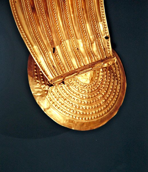 领子，阿德克罗尼，蒂珀雷里郡，青铜时代晚期，公元前800-700年（金）（详细信息）（另请参见390400） 作者 时代青铜