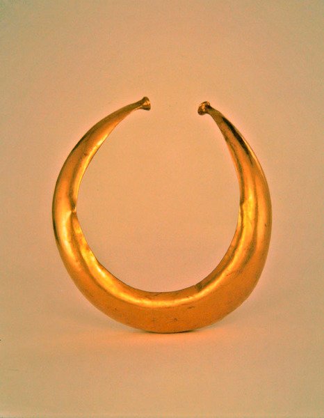 项圈，Mooghaun North，Clare郡，青铜时代晚期，公元前800-700年（金）。 作者 时代青铜