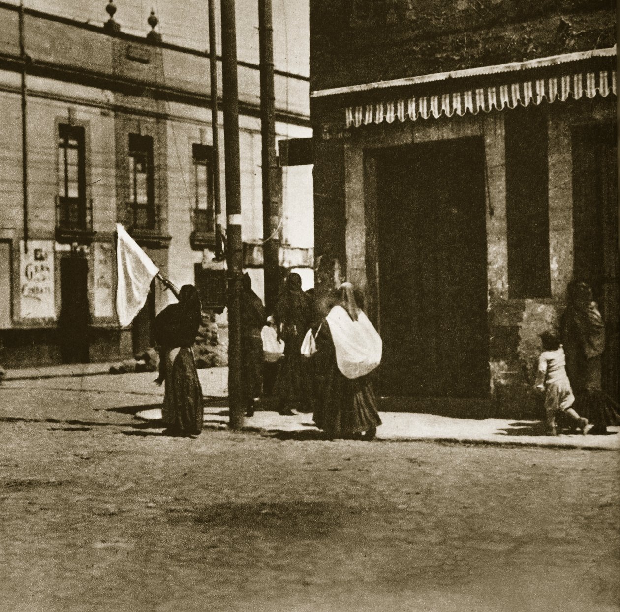 在1913年2月在墨西哥城&39;La decena tragica&39;期间，妇女在白旗的掩护下走在街道上 作者 奥古斯丁·维克多·卡萨索拉