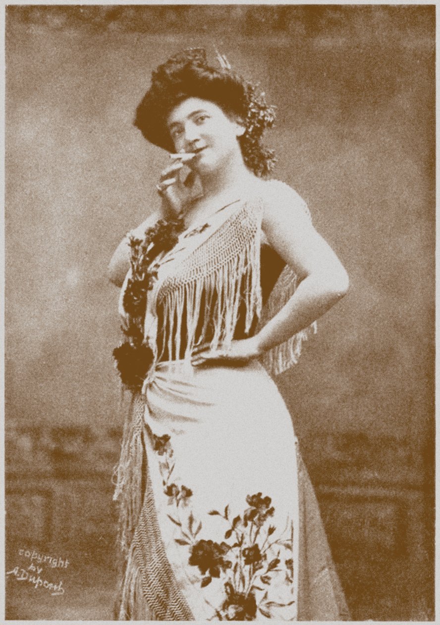 艾玛·卡尔维（EmmaCalvé）饰演Carmen 作者 艾米·杜邦（Aime Dupont）