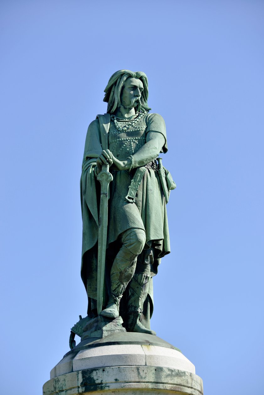 高卢雄鸡领袖Vercingetorix（公元前72-46年）的巨型雕像 - 米莱-艾梅（1819-1891年）的雕塑，高6.60米，1865年在奥克索瓦山的西部（Viollet Le Duc的底座高7米）Alise Sainte Reine 1865年 作者 艾梅·米勒