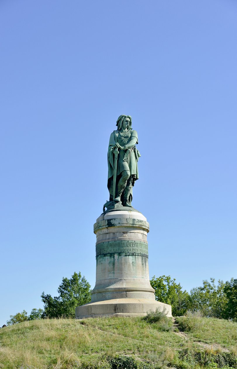 高卢雄鸡领袖Vercingetorix（公元前72-46年）的巨型雕像 - 米莱-艾梅（1819-1891年）的雕塑，高6.60米，1865年在奥克索瓦山的西部（Viollet Le Duc的底座高7米）Alise Sainte Reine 1865年 作者 艾梅·米勒