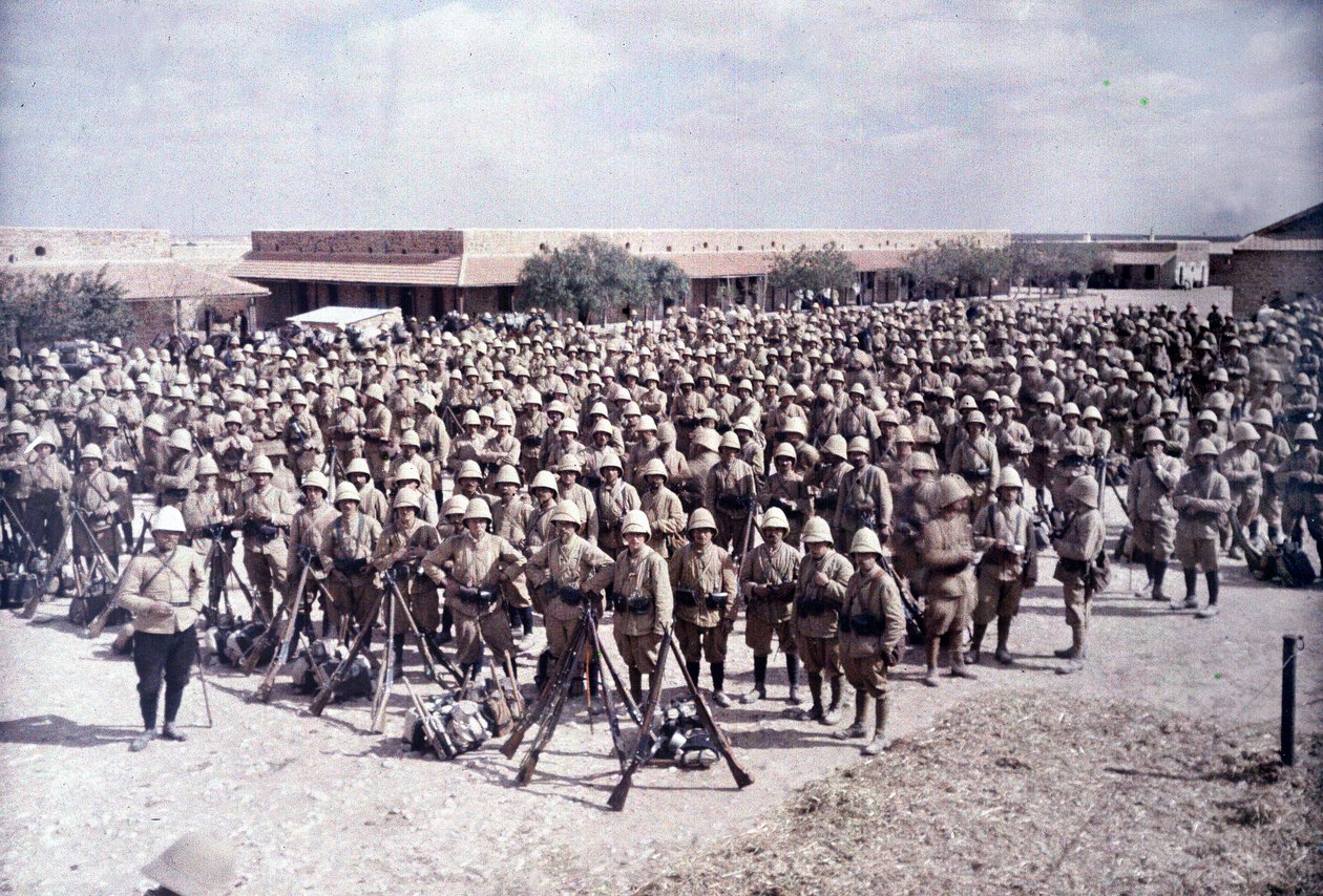 突尼斯南部的Medenine Garrison：1916年3月20日从Tripolitania边境返回一列法国Zouaves，完全来自Alsace和Lorraine（autochrome） 作者 阿尔伯特·萨玛玛·奇克利