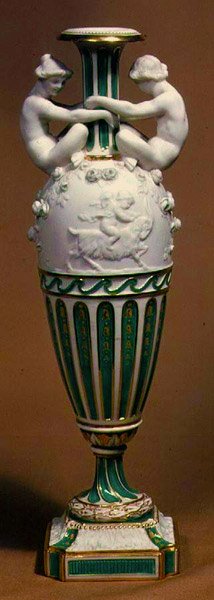 明顿花瓶，装饰有帕里安瓷器人物，约1855年（骨瓷）。 作者 阿尔伯特·欧内斯特·开利·贝勒斯